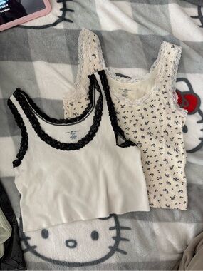 Brandy Melville Women’s Lace-Trim Tank Top Set - White & Cream Floral